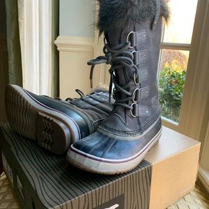 Sorel Joan of Arc grey/black winter boots, never worn
